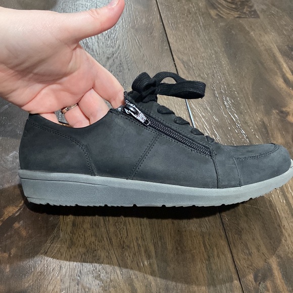 Vionic 7.5 Abigail women's  black tennis shoes with zippers weather resistant - Picture 9 of 13